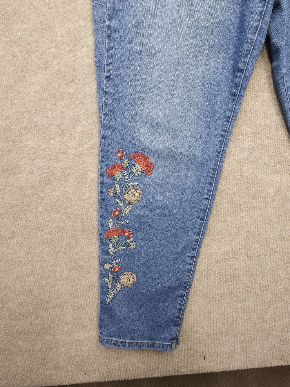 STYLE & Co Curvy Boyfriend Embroidered Jeans Size 12 Bootcut Stretch - Picture 3 of 9